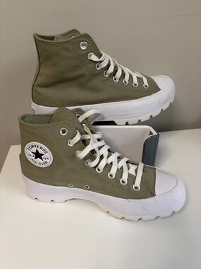 Converse Women's Chuck Taylor All Star Lugged High in the olive green Size 9